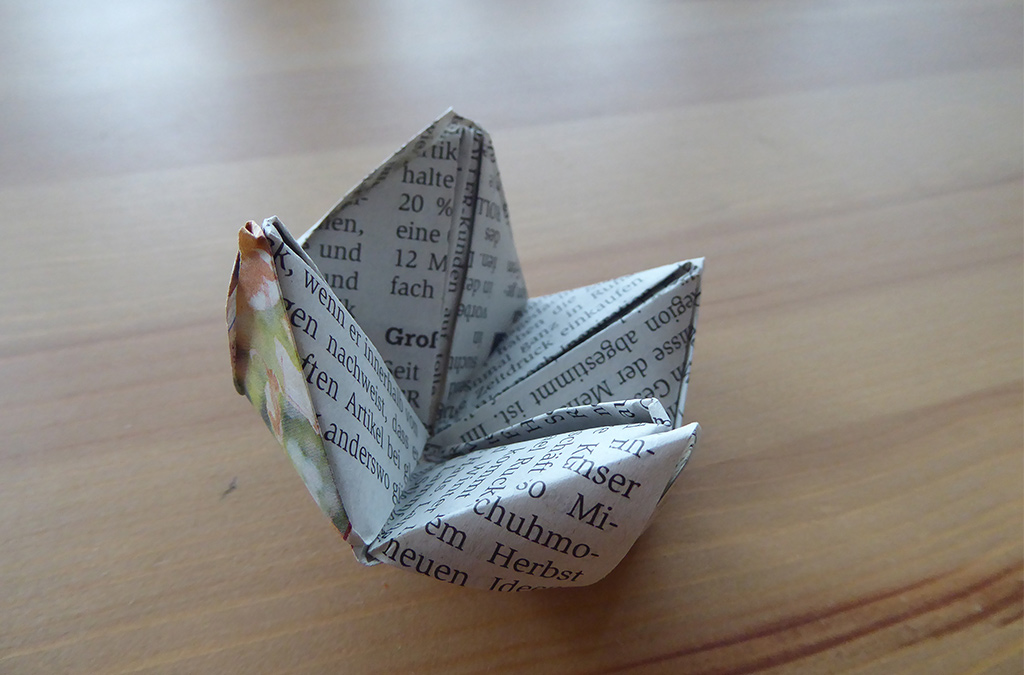 Origami Blüte aus einer Zeitschrift gefaltet